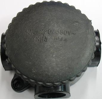 Коробка электромонтажная КЭМ 1-10-3 D72 мм IP44 открытой проводки 3-х рожковая (карболит) Коробка электромонтажная КЭМ 1-10-3 D72 мм IP44 открытой проводки 3-х рожковая (карболит)